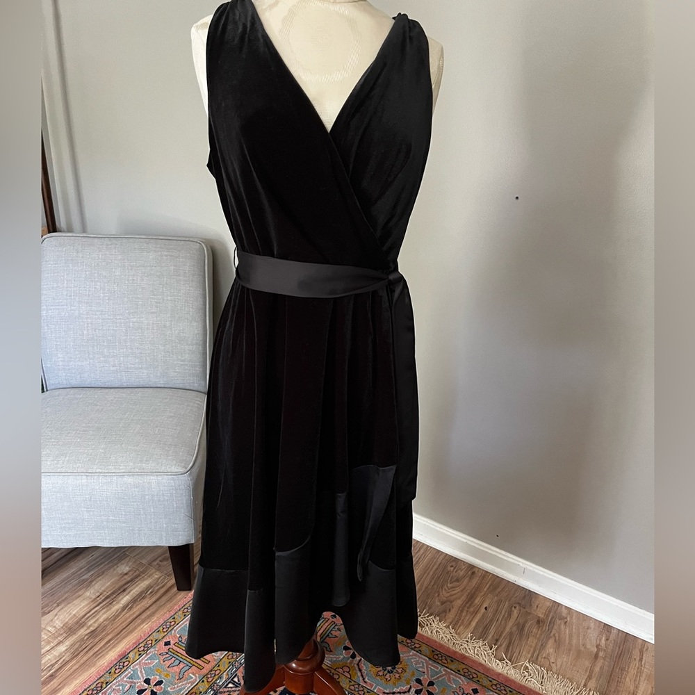 NWT DKNY Black velvet wrap dress with sash size 8